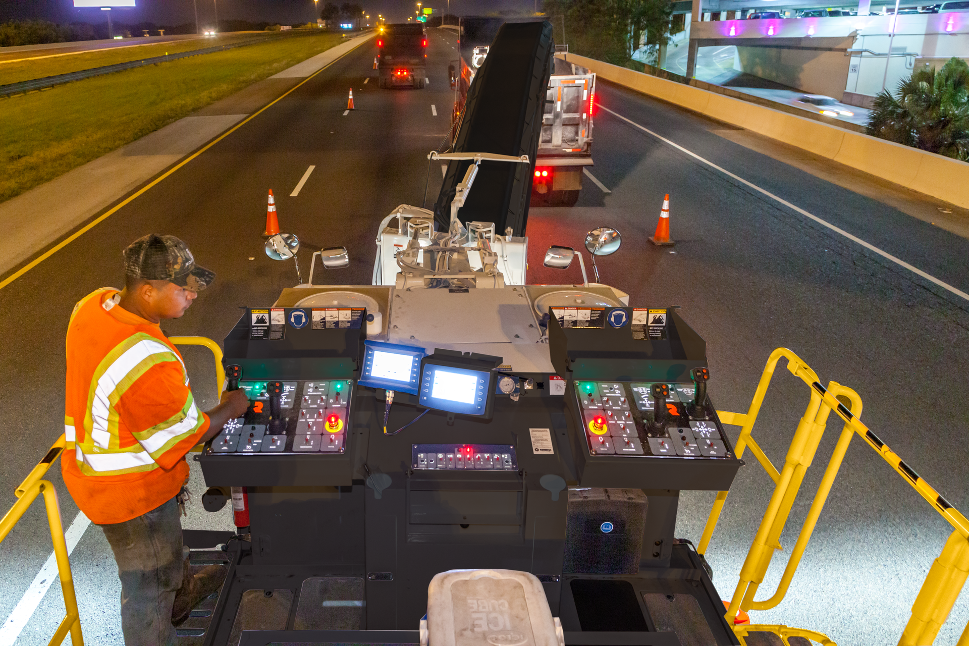 Onboard diagnostics, simple grade control setup and automated calibration procedures drastically reduce the responsibilities of the operator compared to older generations of equipment.