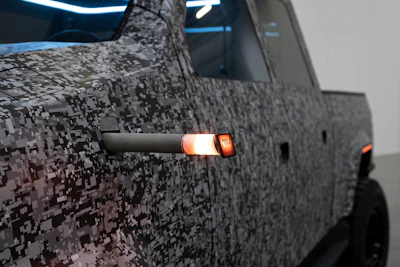 When the vehicle is on, the side mirrors extend out and double as a turn signal. For cold climates, heating elements inside the mirrors alleviate snow and ice and ensure proper function.
