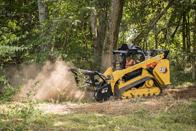 Caterpillar's largest compact track loader, the 299D3 XE, delivers outstanding performance when powering high production hydromechanical attachments like mulching heads. This machine supplies a 110-gross-hp engine that combines with a 40-gpm high-flow/high pressure hydraulic system, delivering a hydraulic horsepower rating of 94 hp.