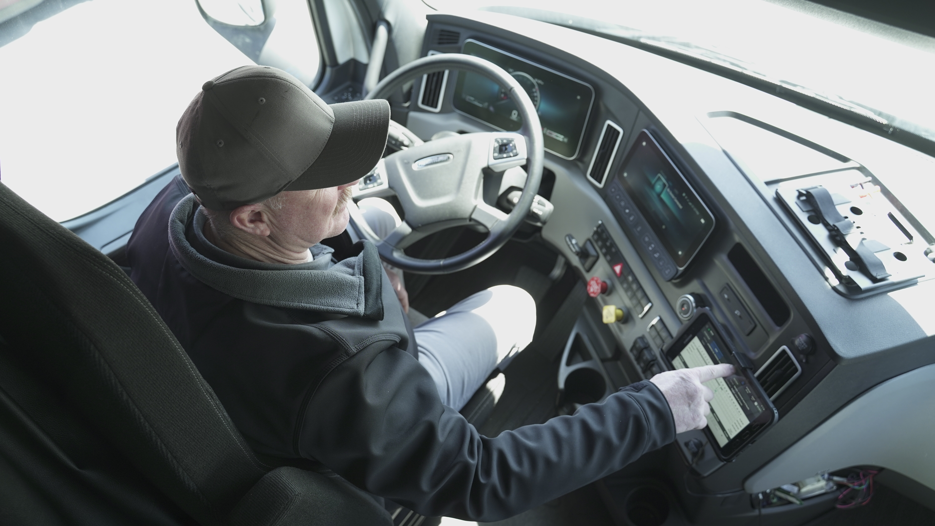 Virtual Vehicle offers customers an open digital solutions and services platform that allows them to choose fleet applications that best meet their needs.