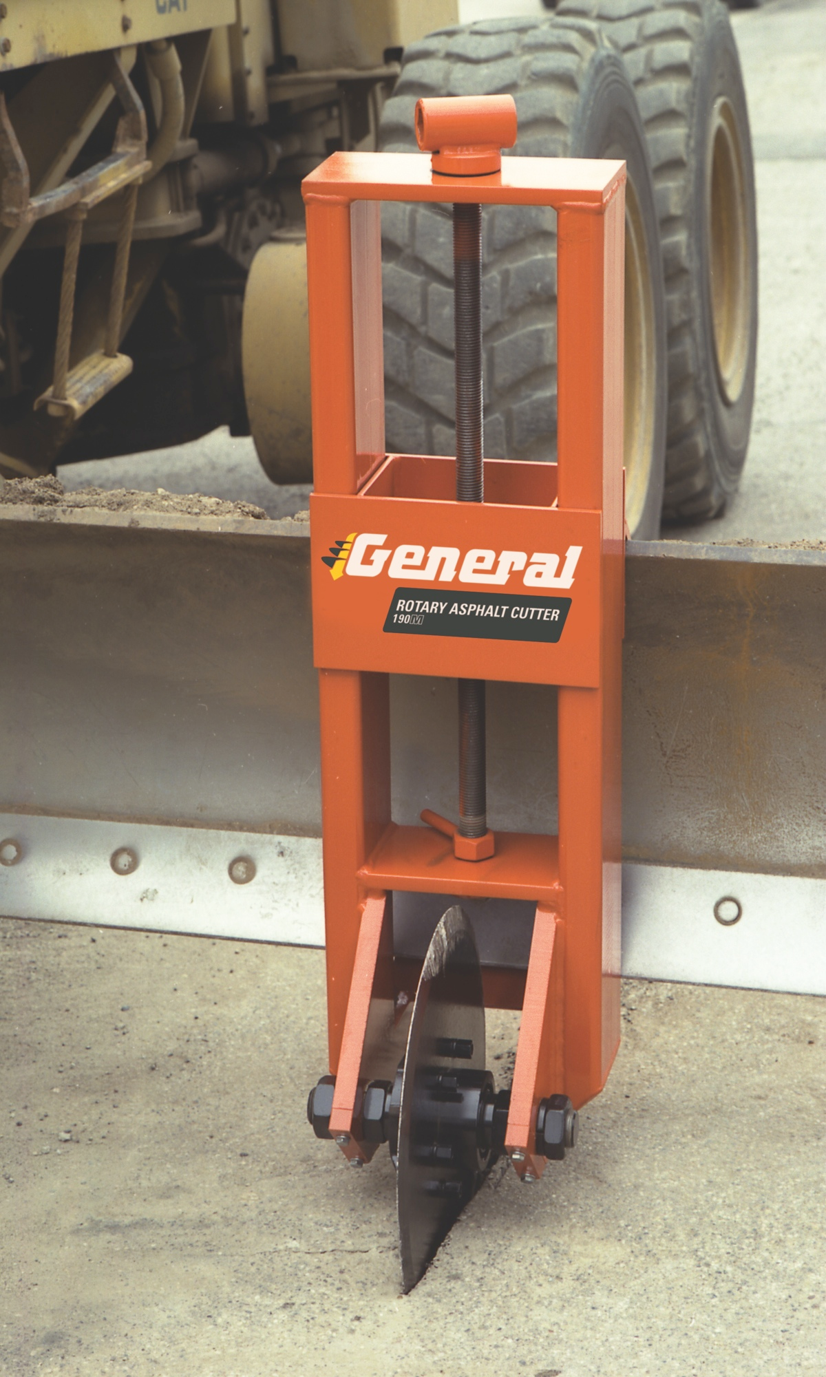 The 190M installs on most standard motor grader moldboards or dozer blades. One stationary jaw and one vertically adjustable jaw can accommodate variable clamping heights from 13 to 28 inches in height