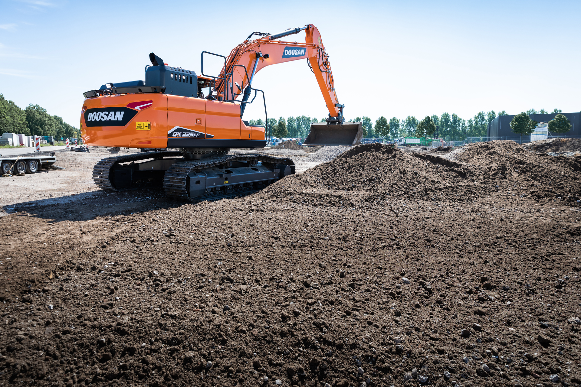 The DX225LC-7 includes a 14% heavier 4.9-ton standard counterweight for working with large attachments and a new smart hydraulic system.