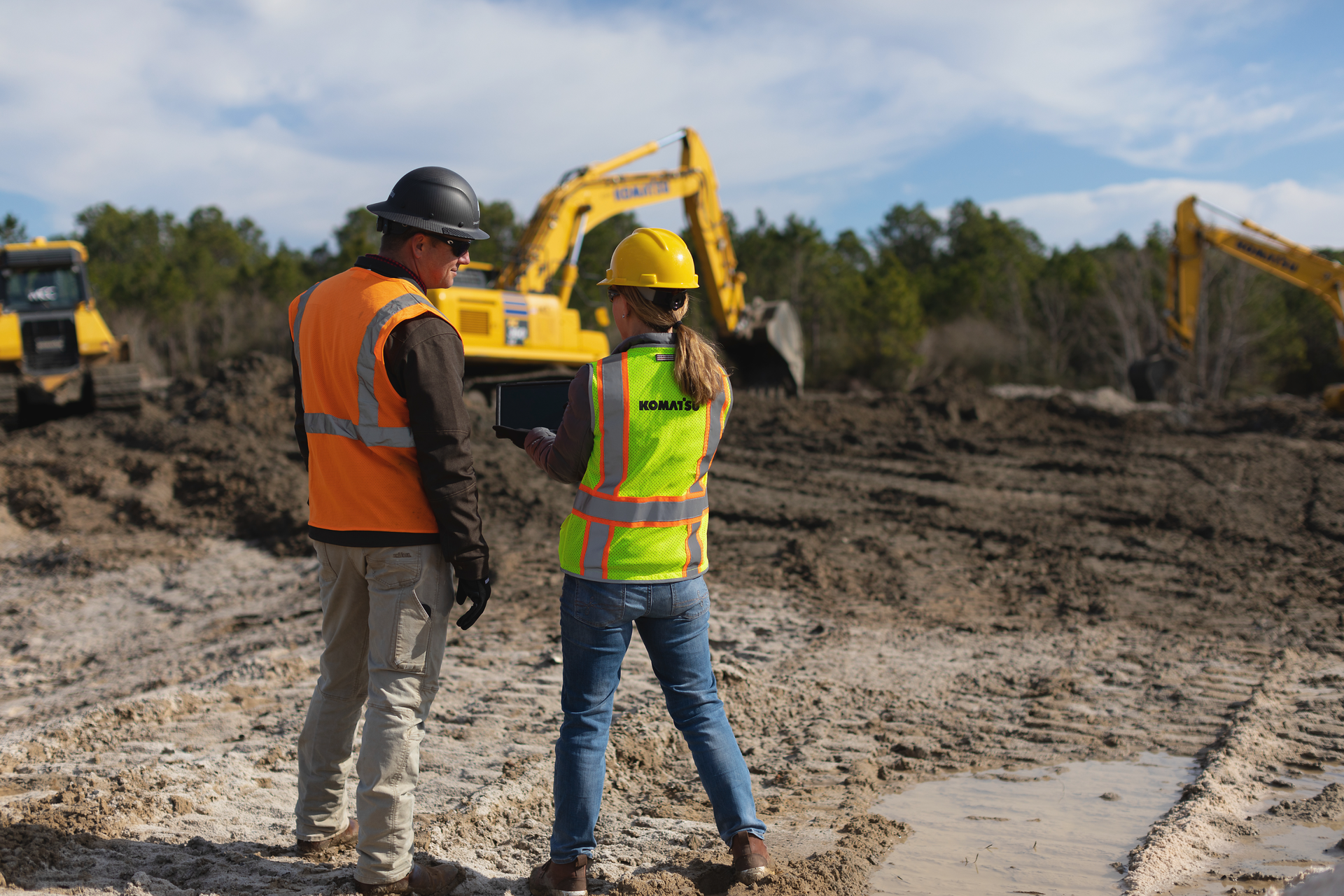 Once a conventional excavator is fitted with a smart construction retrofit kit, operators no longer have to set up a laser or bench every time the machine moves.