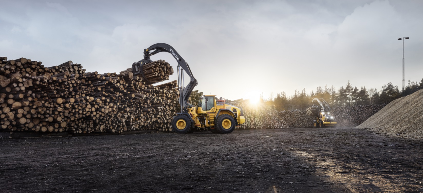 The L200H high lift wheel loader features a 27% increase in lifting capacity and a 13% larger grapple than the L180H model it replaces.