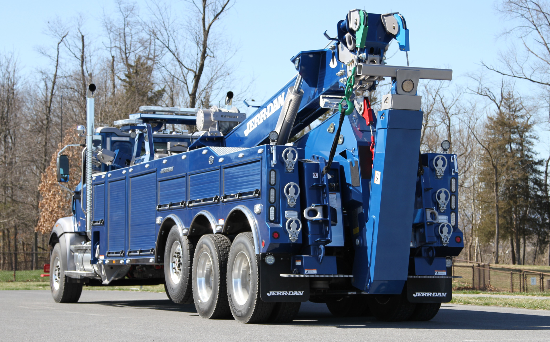 A 3-stage boom provides a maximum reach past the tailboard of 294 in. and a maximum hook height of 432 in.