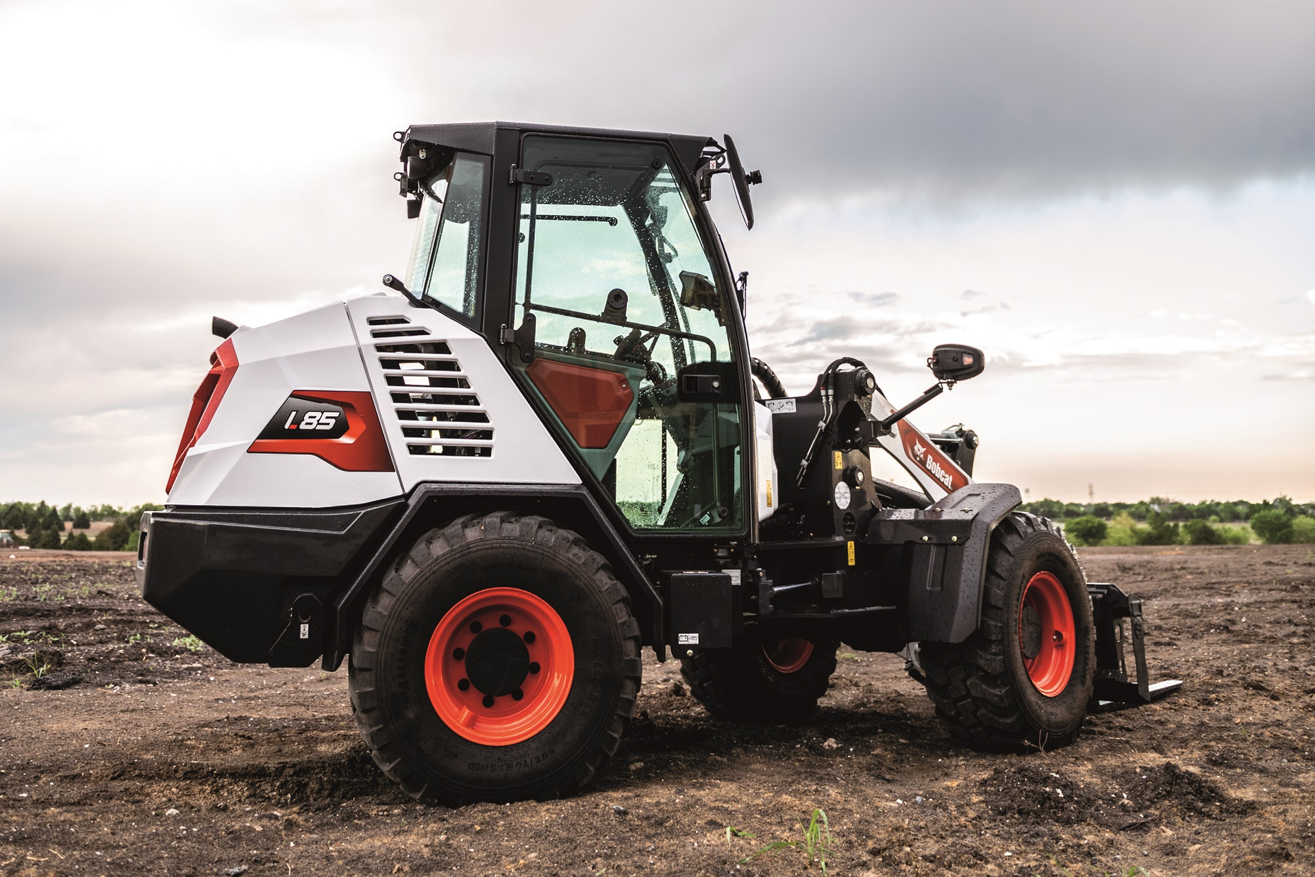 With their heavy lifting capacities and high lift height, the machines are designed for lift-and-carry tasks in busy work zones and other outdoor, challenging environments.