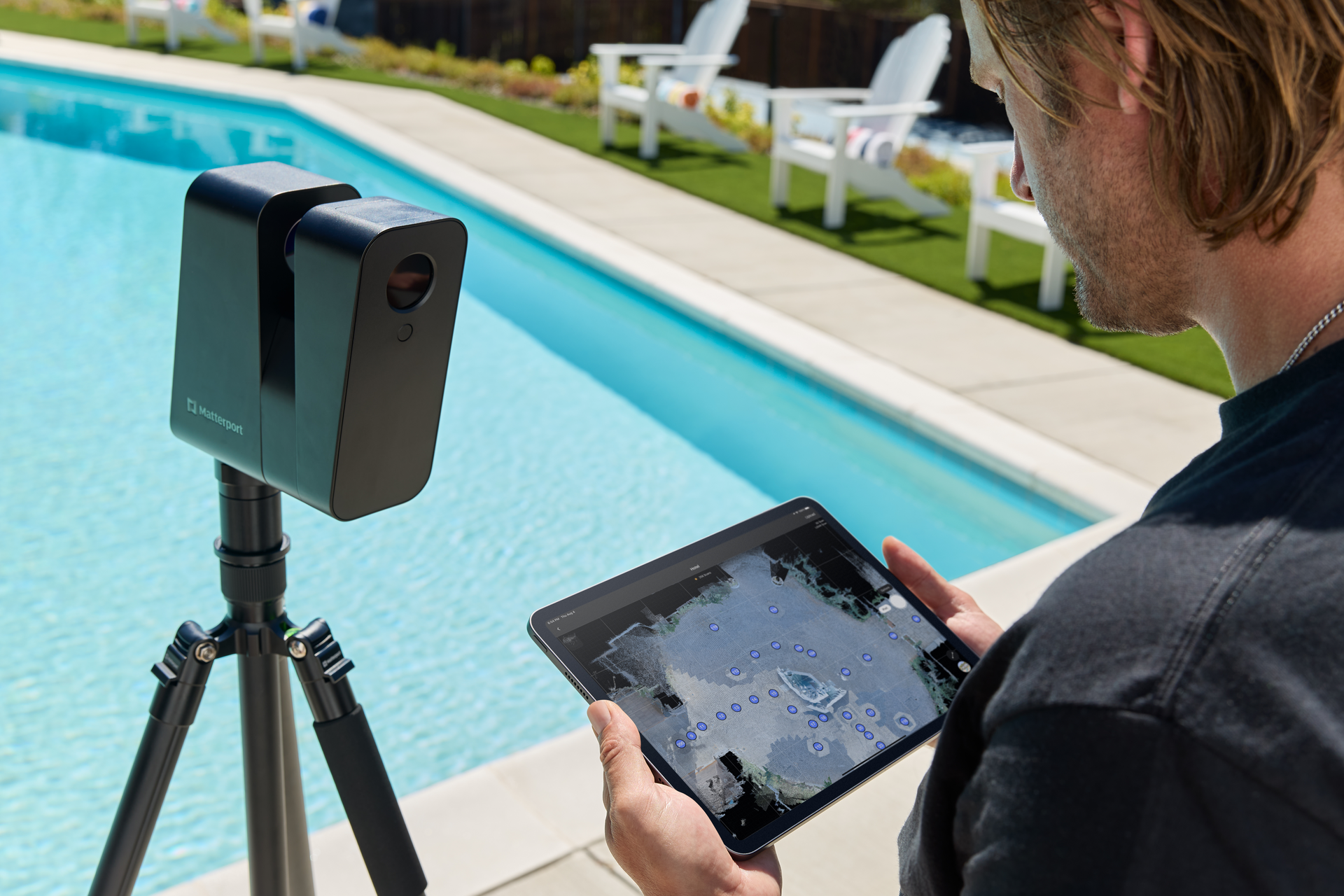 A high-precision LiDAR sensor in the camera enables the capture of millions of measurements in various conditions, from dim light to direct sunlight, up to a range of 100 meters at less than 20 seconds per sweep.