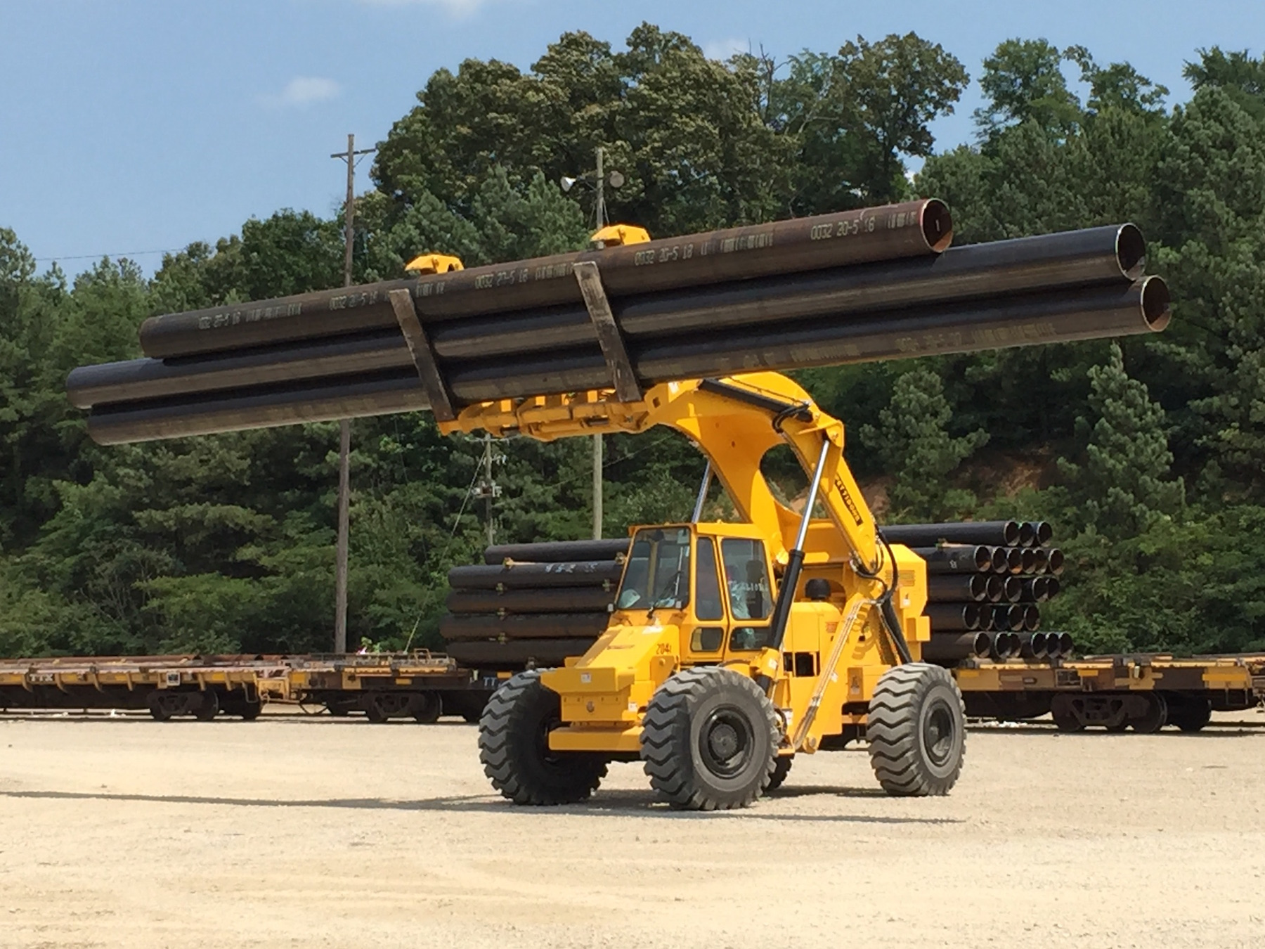 Powered by a 200 HP Cummins QSB6.7 Tier 4 diesel engine, the Cary-Lift 204i wheel loader is equipped with lifting forks featuring a maximum load capacity of 20,000-lbs.