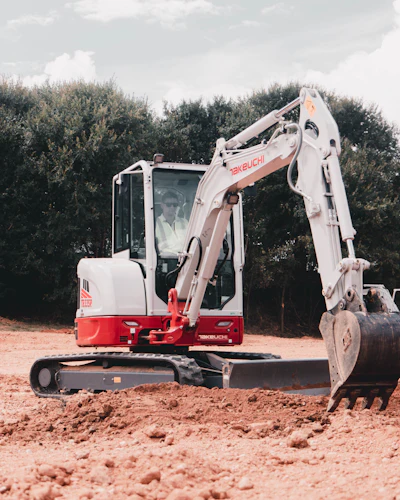 Powered by an EPA Tier 4, EU Stage V emission-compliant engine, the excavator offers two working modes: Standard and ECO.