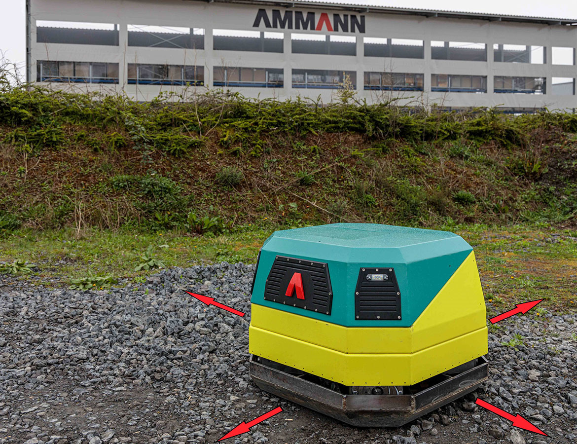 Four working shafts, in an X shape, combine with a curved base plate to provide the 620 kg compactor with maneuverability that no other plate has previously achieved: an ability to go in an arc, circle or turn on the spot.