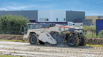 The AutoTrac automatic steering system makes Wirtgen cold recyclers and soil stabilizers even more efficient.