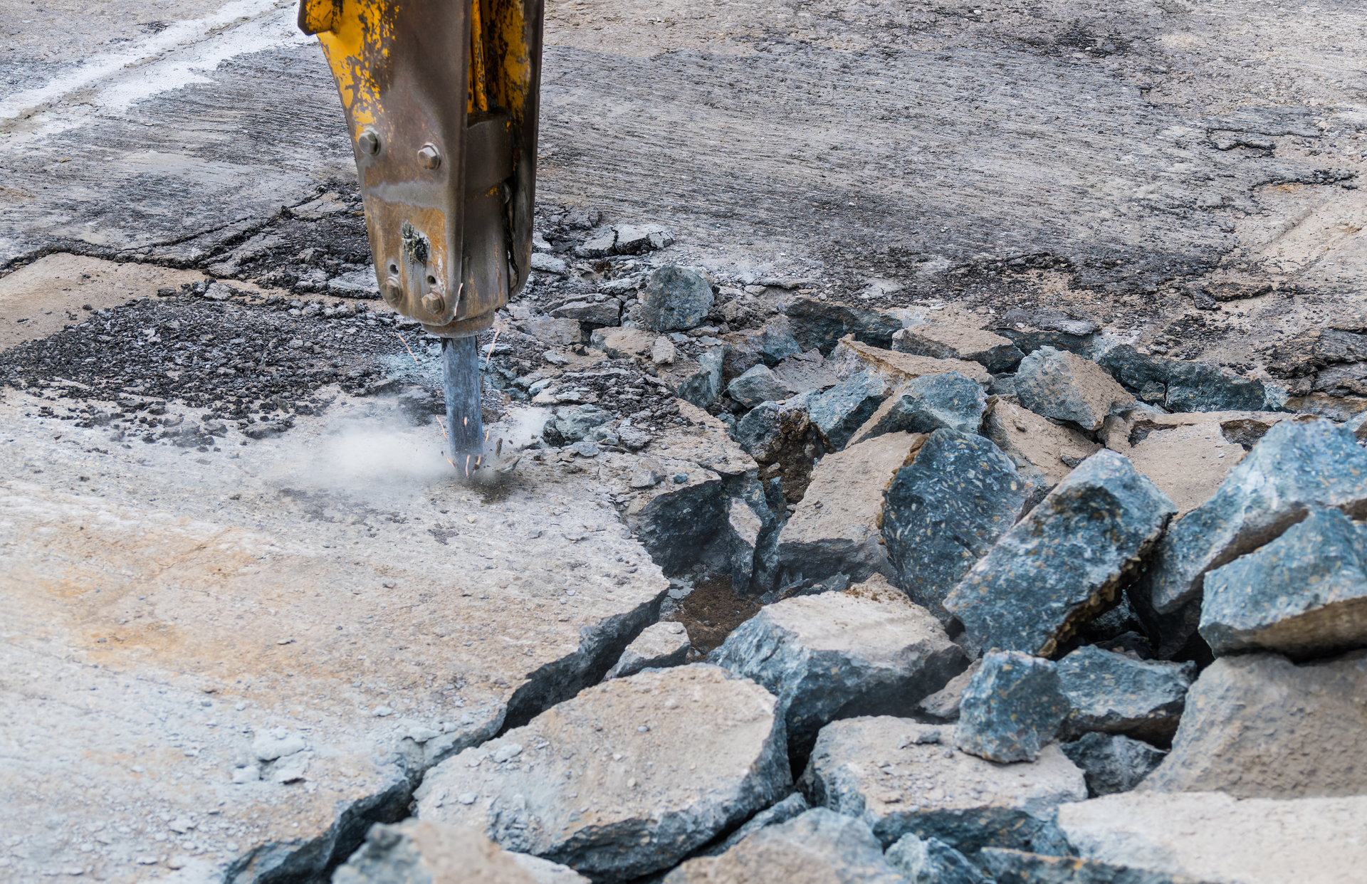 With a maximum hitting power of 3,050 J/Nm, the BHB 1500 is the most powerful option in the Brokk lineup of hydraulic breaker attachments.