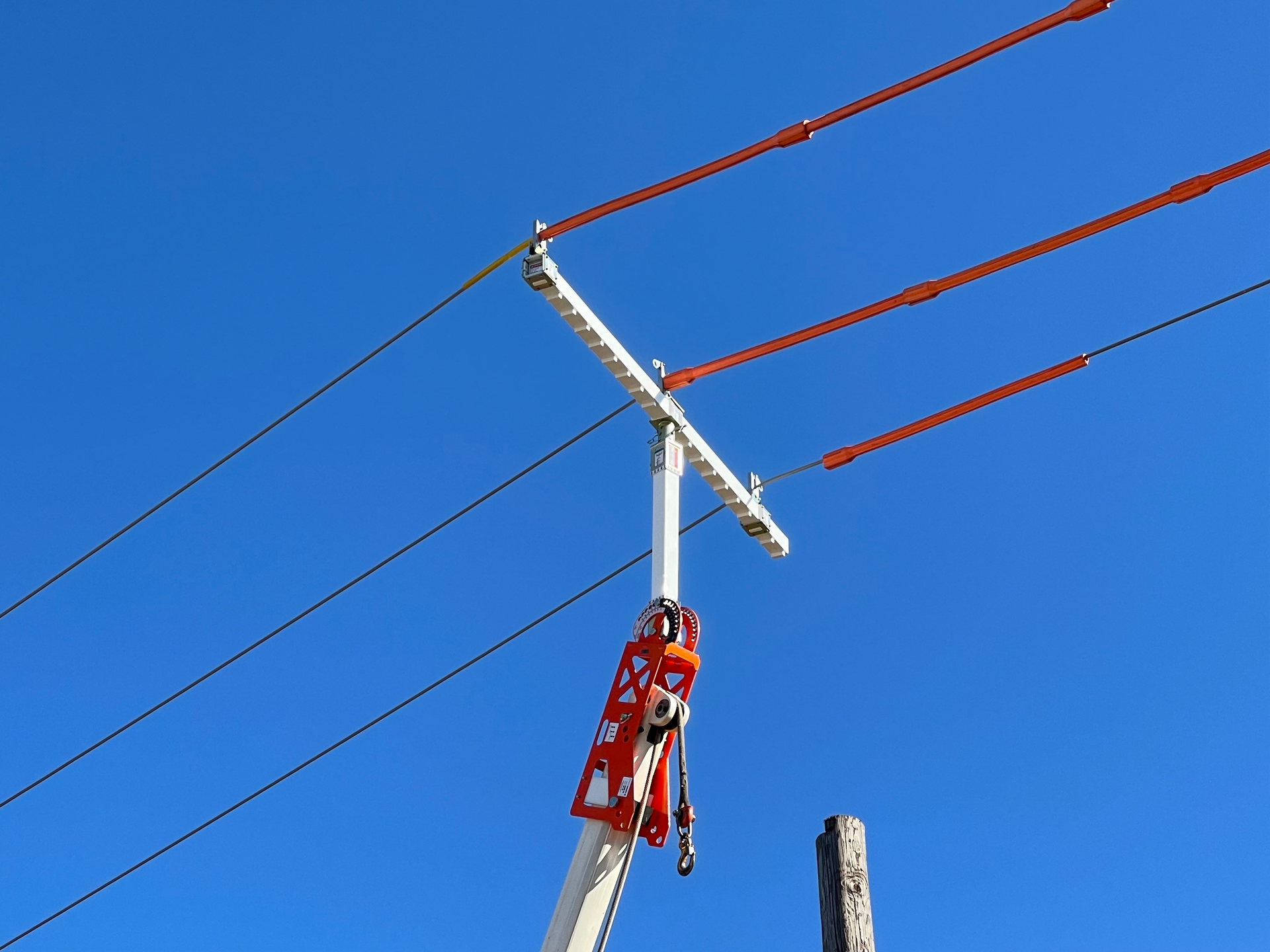 Capable of handling three-phase power lines, both models in the TLL-300 series support electrical pole change-outs and other maintenance tasks.