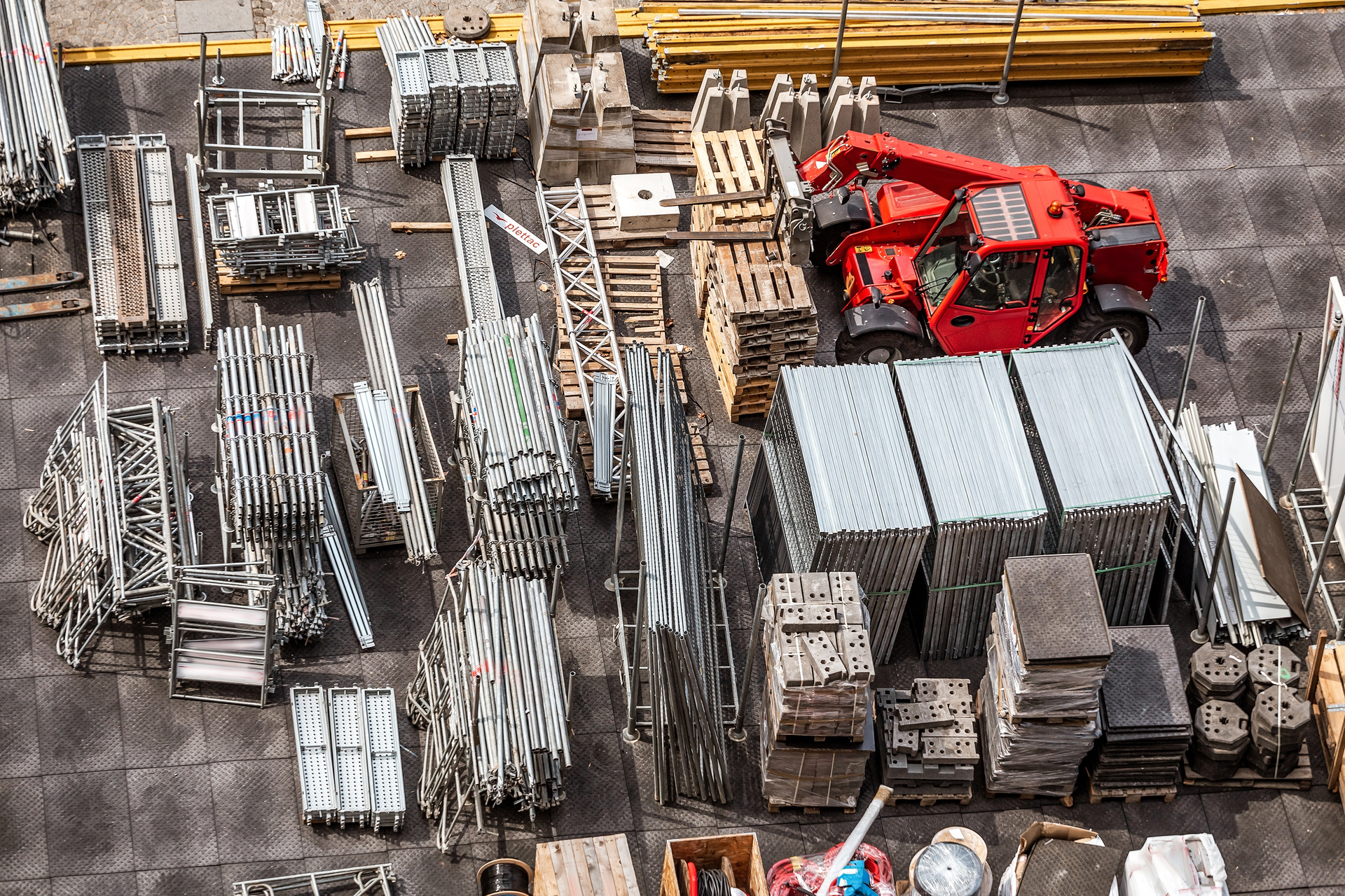 The report cautions that inflation, a possible economic downturn and China’s stance on COVID protocols will keep prices high throughout the year. In 2023, the construction industry is expected to shrink by 7%.