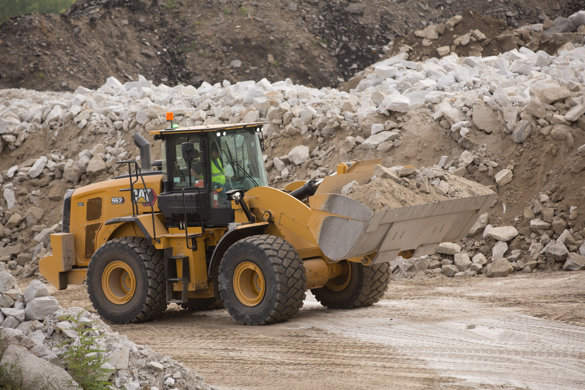 The wheel loaders have a reliable Cat C7.1 engine offering high power density with a combination of electronics, fuel and air systems.