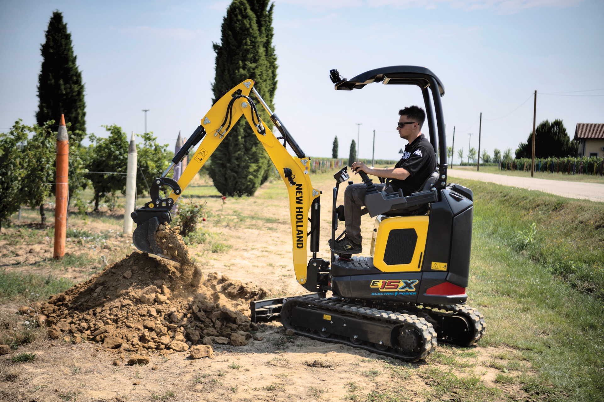 The E15X electric power mini excavator produces zero emissions.