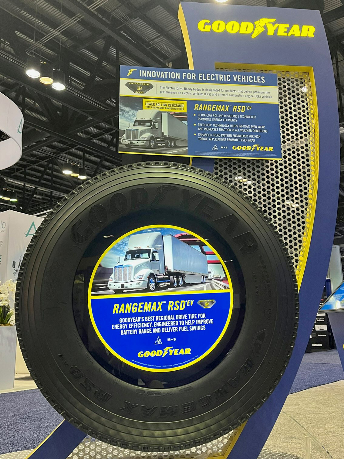 Equipped to handle the high load capacities of EVs, RangeMax RSDEV was engineered to deliver low rolling resistance for fleets regardless of drivetrain.