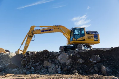 Featuring lithium-ion battery technology developed by Proterra, the excavator has 451 kWh of battery capacity, designed for up to eight hours of operating time.