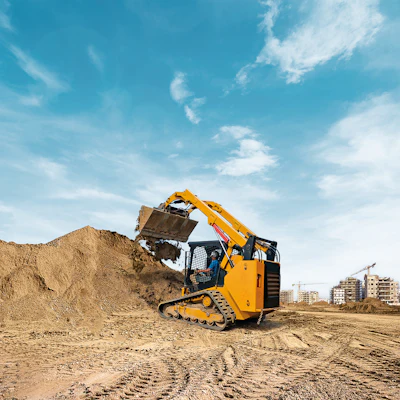 The tread on the rubber track is made of a high-performance compound for resistance against cuts, tears and abrasion – factors that can affect durability and product performance.