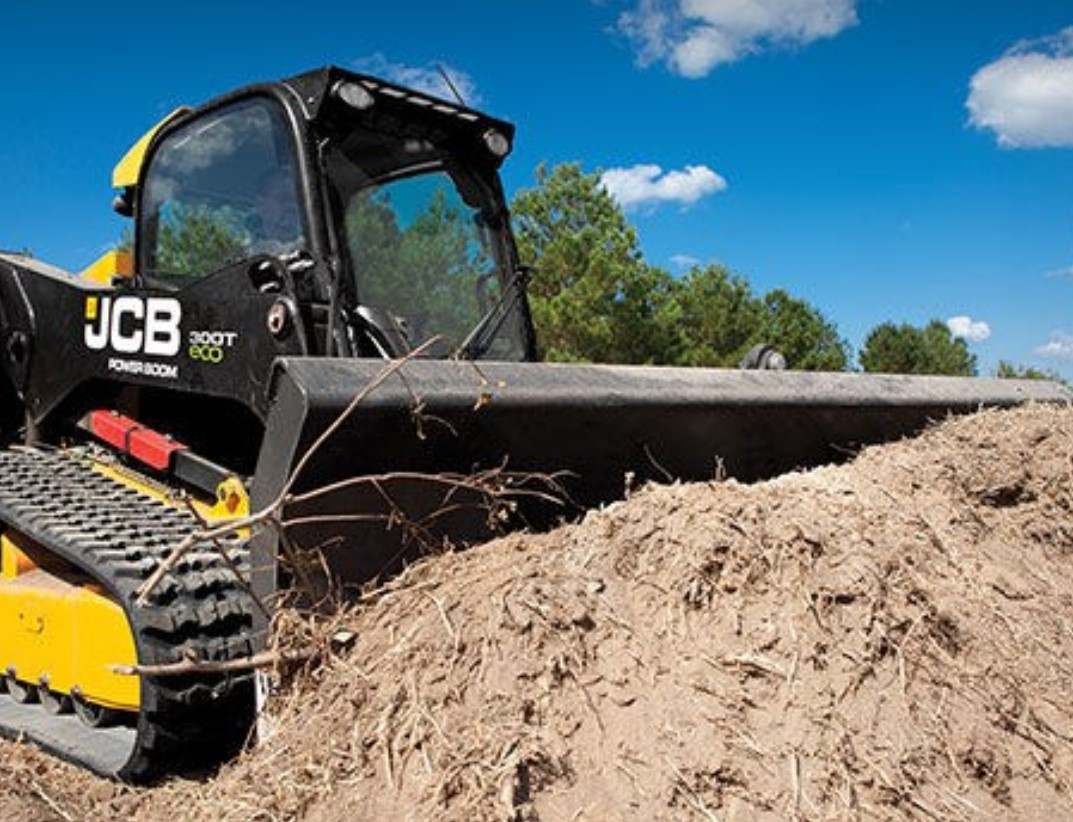 With a rated operating capacity of 3,000 lbs. (1,369 kg), this 74 hp vertical lift machine is ideal for lifting and loading