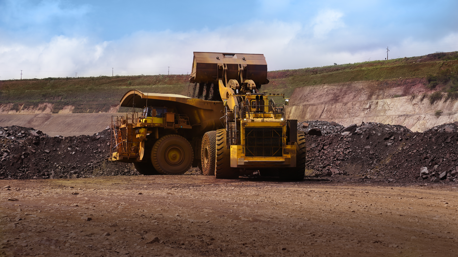 The 70/70R57 MICHELIN X MINE L4 tire offers protection and wear resistance due to the steel cables in the tire, enabling endurance under harsh mining conditions.