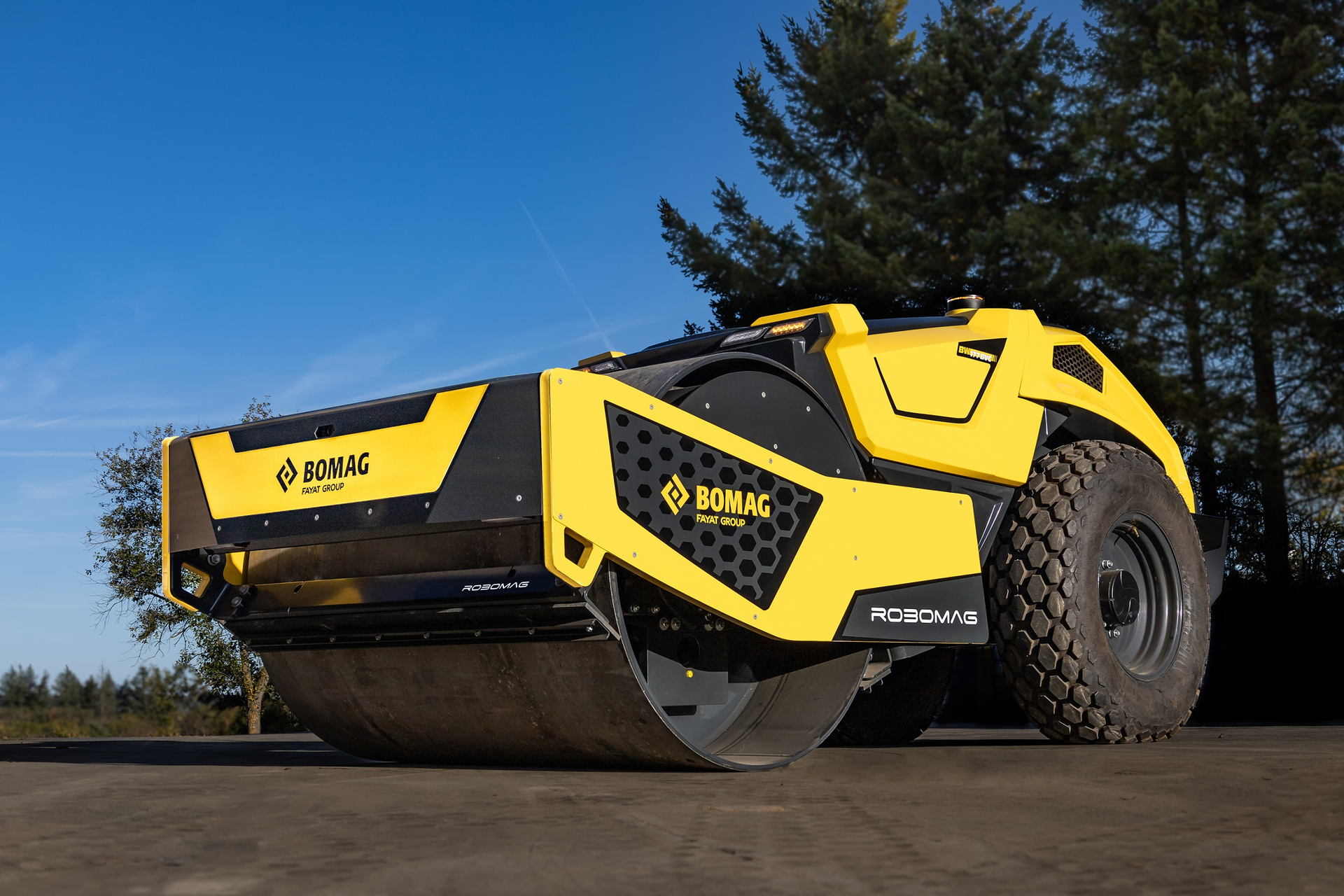 The ROBOMAG 2 offers remote control operation for loading/unloading and complete manually entered movement patterns.