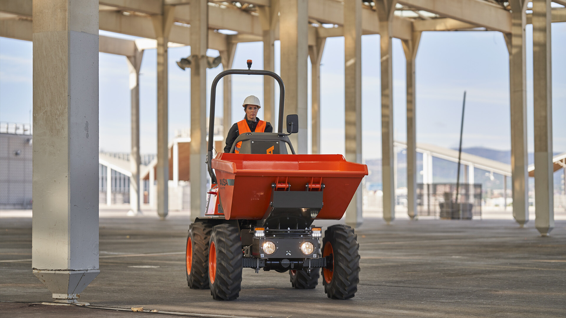 Equipped with a li-ion battery pack, the fully electric dumper is designed for earthworks in reduced spaces, such as municipal works, property renovations, small demolitions and landscaping.
