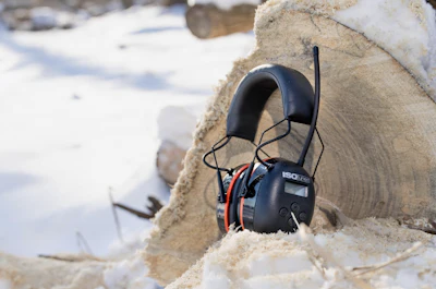 AIR DEFENDER AM/FM includes ISOtunes’ SafeMax Technology to deliver audio while limiting output volume to a safe 85 decibels.