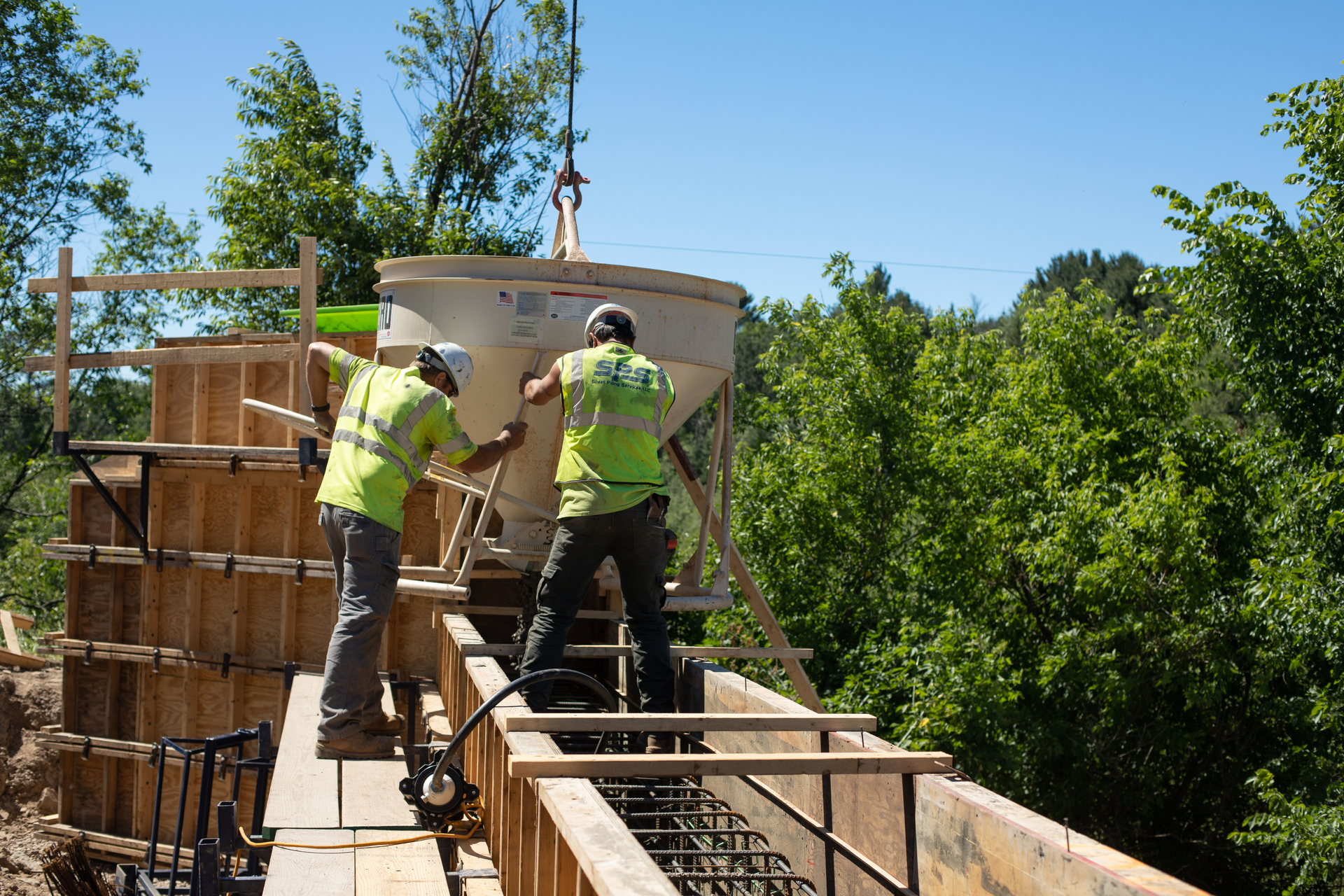 Concrete Vibrators Key To Concrete Bridge Replacement
