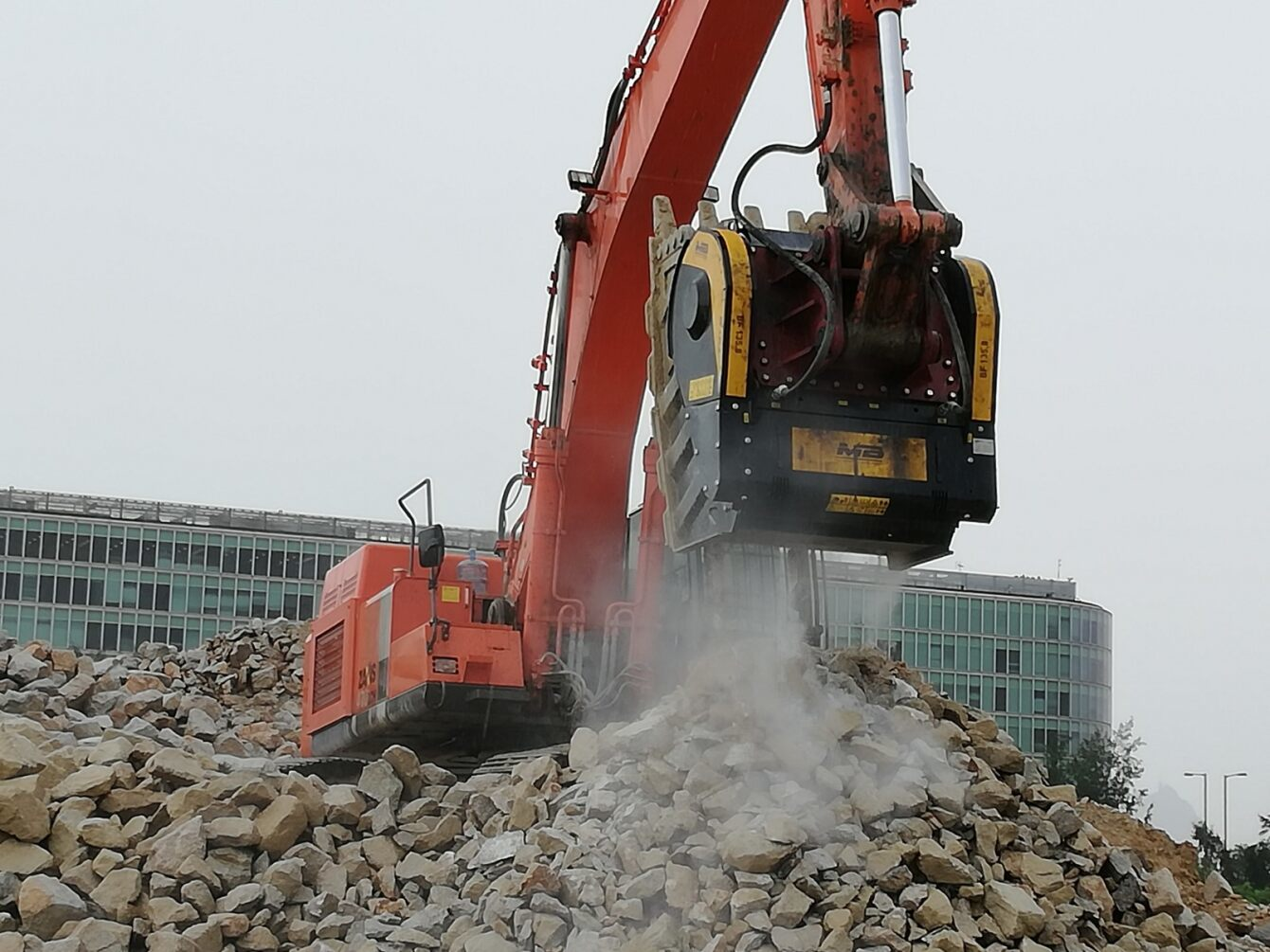 Available accessories include a spare parts kit, fixed coupling, iron separator, hour meter and dust suppression kit.