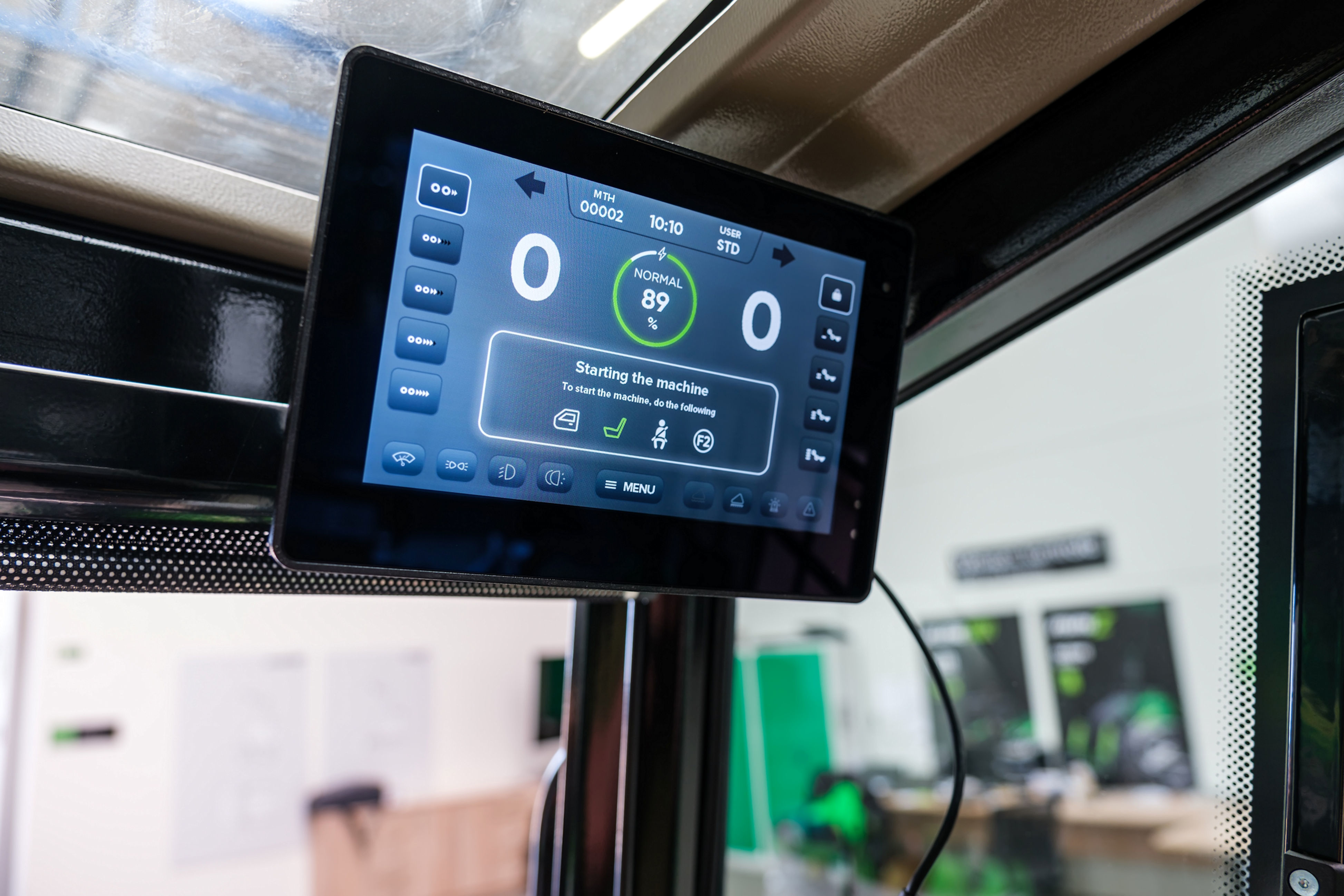 Serving as an option for the third-generation Elise 900 skid steer loader, the Danfoss DM700 display is connected to the skid steer’s CAN bus system, providing reliable communication and high data throughput.