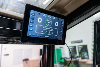 Serving as an option for the third-generation Elise 900 skid steer loader, the Danfoss DM700 display is connected to the skid steer’s CAN bus system, providing reliable communication and high data throughput.