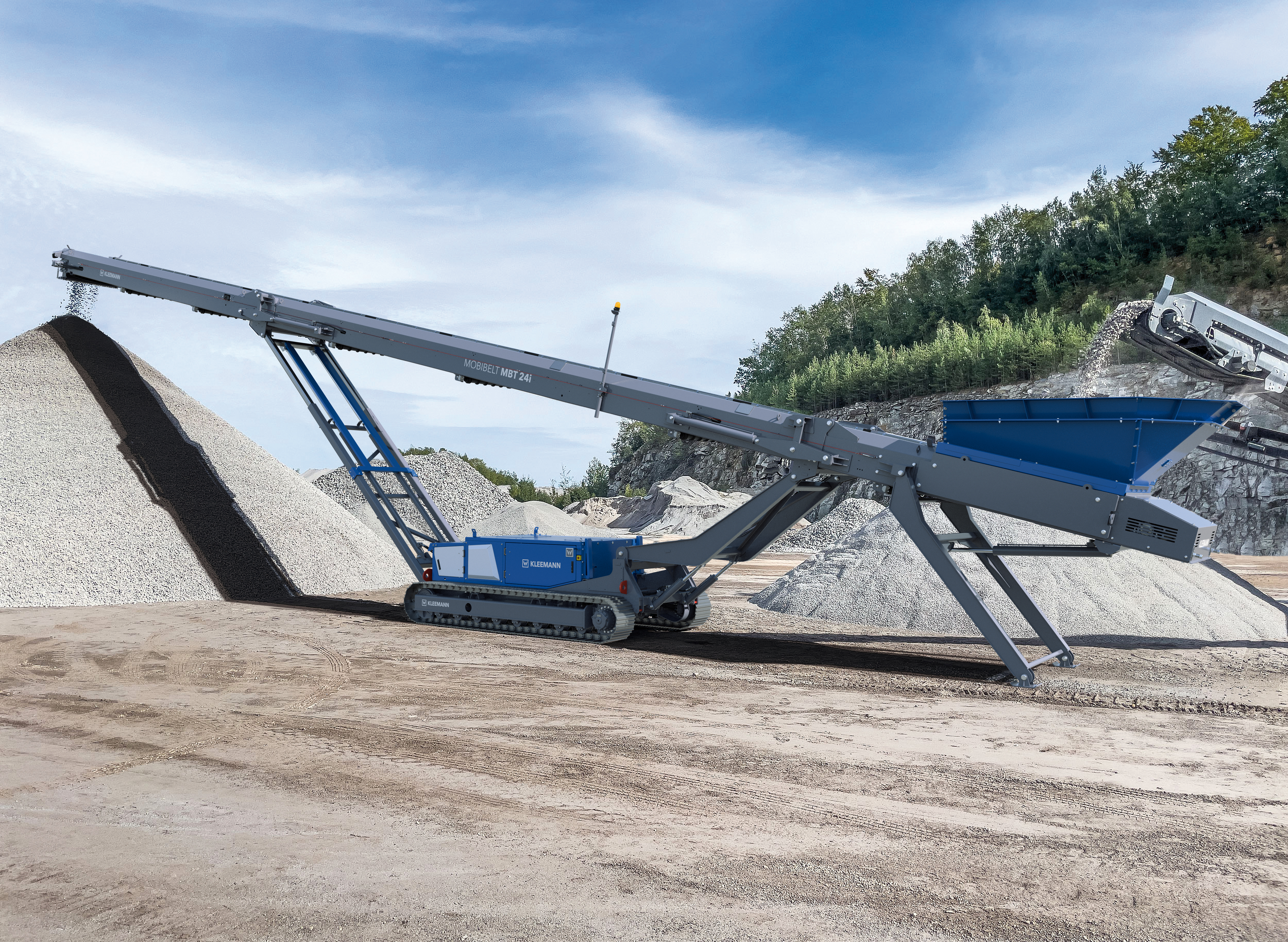 The MOBIBELT MBT 20i and MBT 24i are equipped with a large 1.6-yd³ feed hopper made of resistant KRS (Kleemann Resistant Steel), which permits the feeding of material with an edge length of up to 8 in.