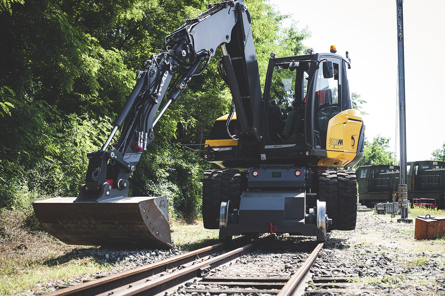The 216MRail is equipped with new features, such as dual drive, along with a power-to-weight ratio that offers the performance of a large railway maintenance machine.