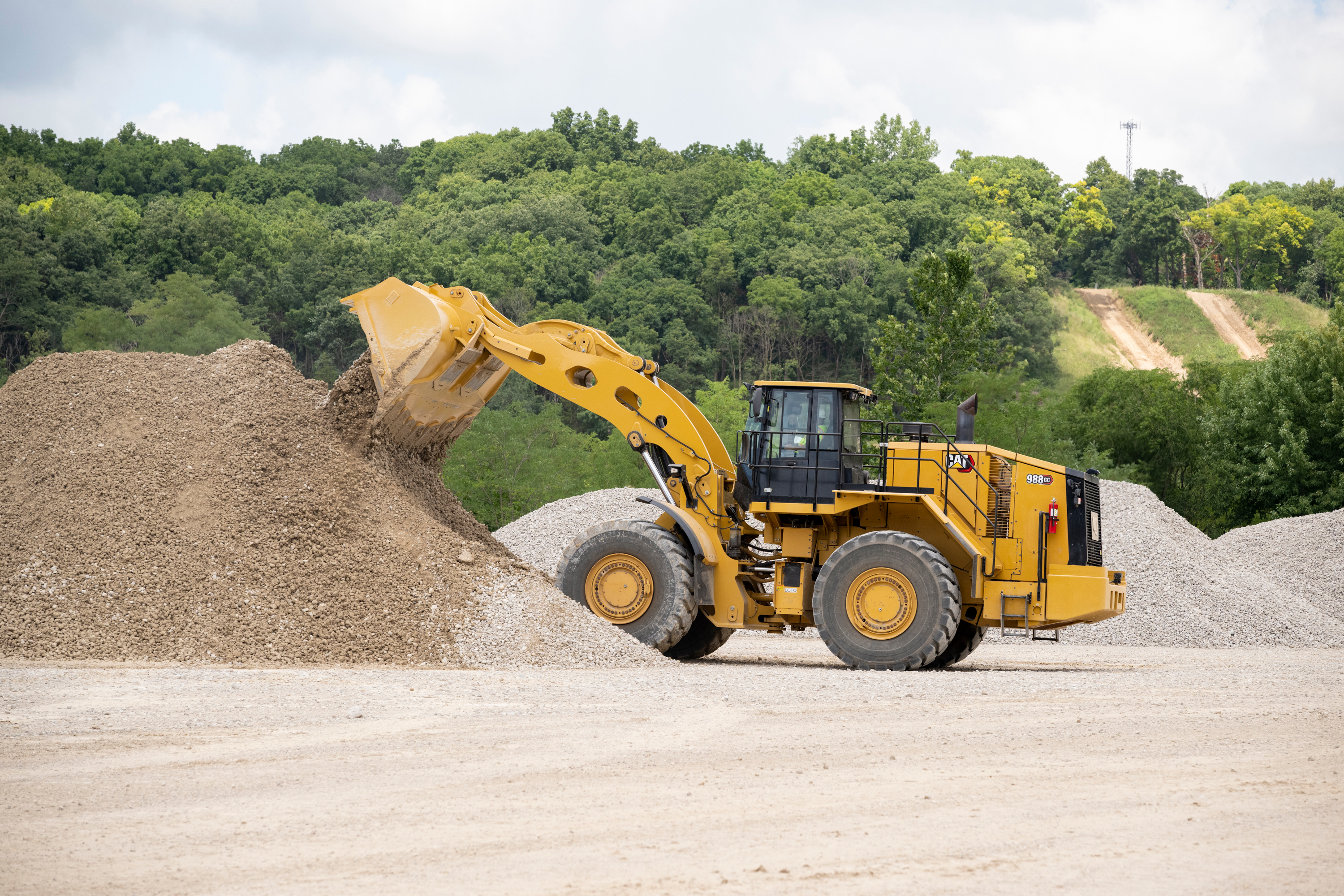 Powered by a Cat C15 engine, the new 988 GC offers up to 670 tonnes/hour (740 tons/hour) performance in shot rock truck loading applications and up to 527 tonnes/hour (581 tons/hour) for load-and-carry operations.