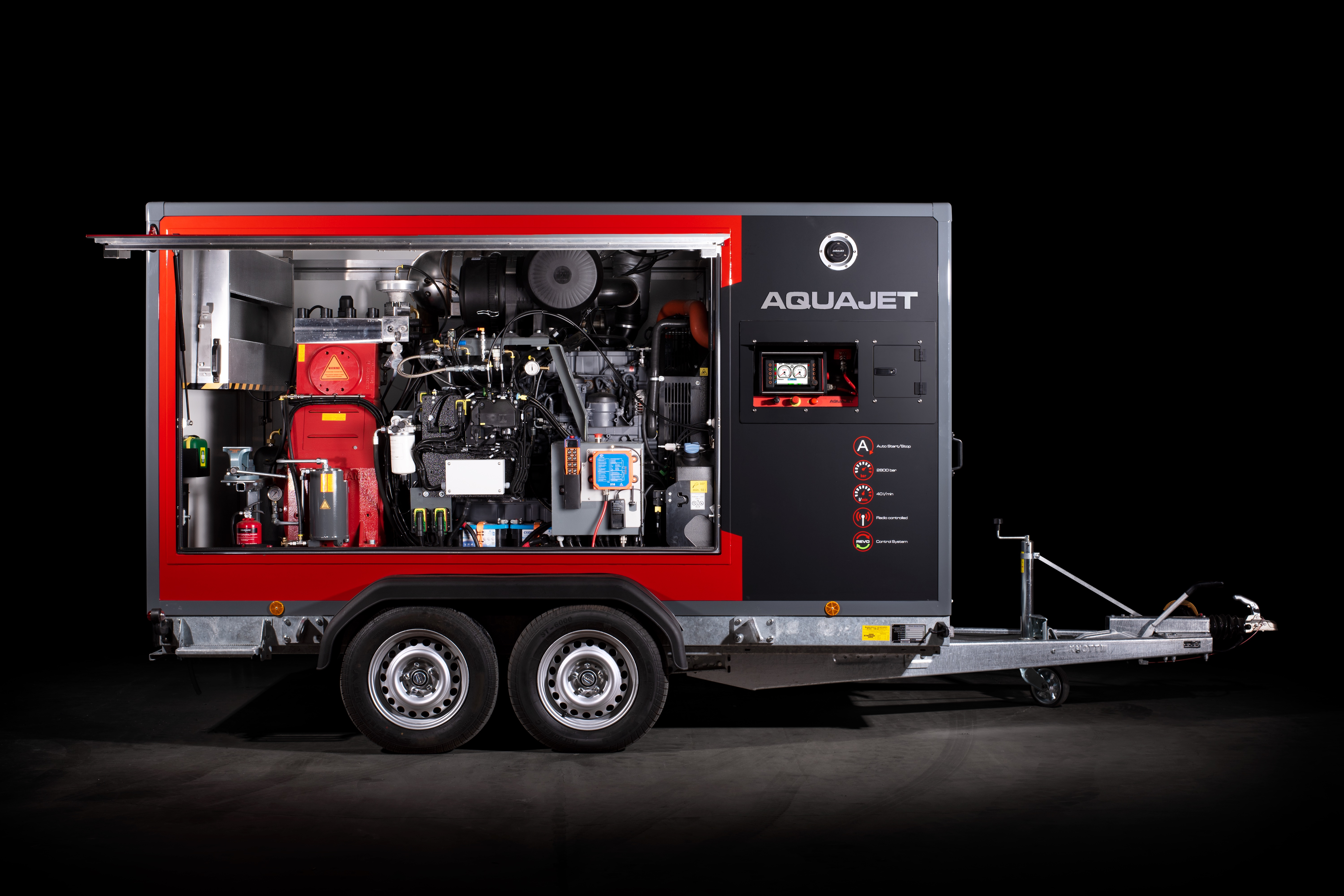 Though compact, the Revojet provides performance equal to Aquajet’s Power Pack 270 with a standard configuration of 2,800 bar and 40 liters/minute (40,610 psi and 10.6 gal/minute).