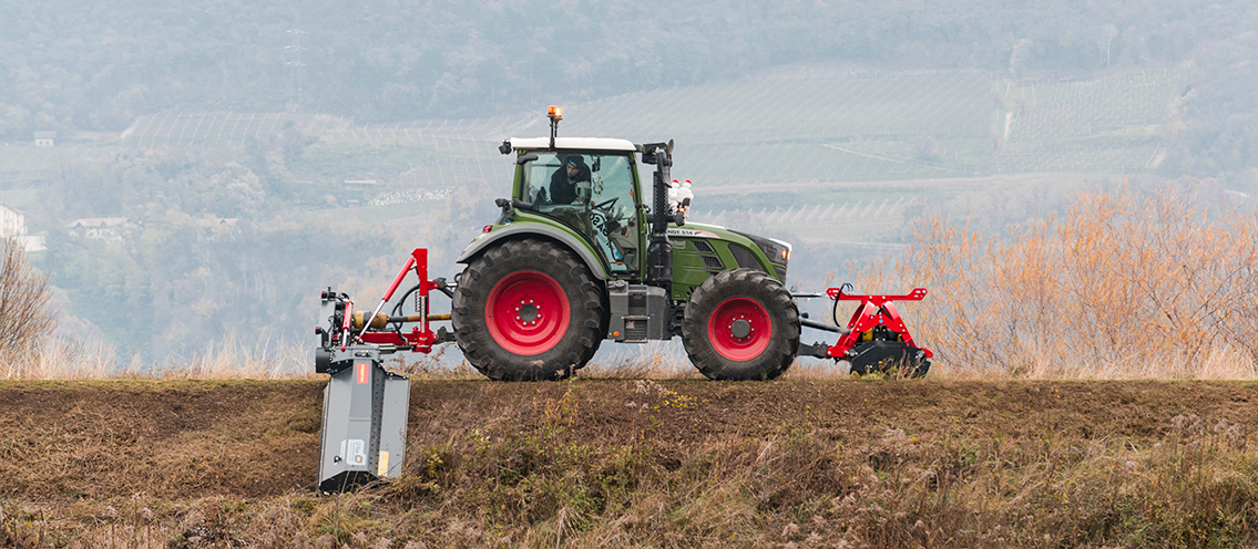 The mulcher can be tilted hydraulically during operation and can be raised up to 90° and lowered up to 65°.
