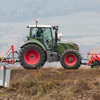 The mulcher can be tilted hydraulically during operation and can be raised up to 90° and lowered up to 65°.