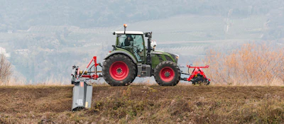 The mulcher can be tilted hydraulically during operation and can be raised up to 90° and lowered up to 65°.