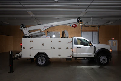 When it comes to telescopic service crane options for mechanic trucks, three main categories are available: electric, electric-hydraulic and hydraulic cranes.
