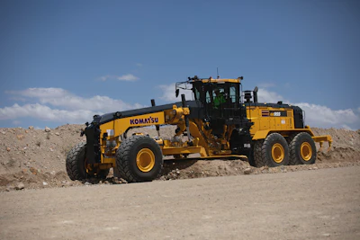 The GD955-7 provides operators with the ability to build and maintain haul roads for truck fleets of 100 tons and up.