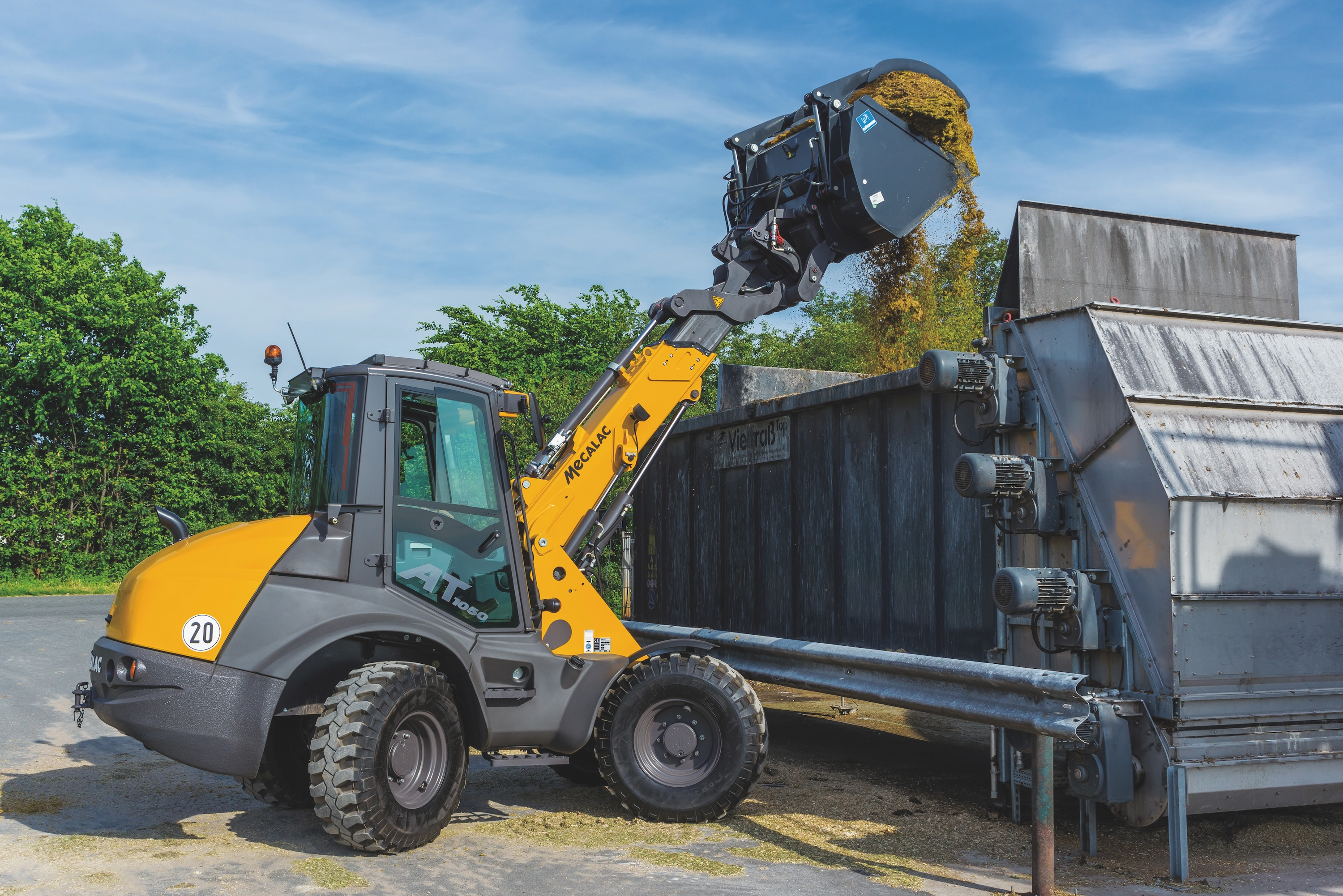 Equipped with loading forks, the machine has a lifting height of up to 15 ft., 2 in. (4.66 m) and reach of up to 9 ft., 9 in. (3 m).