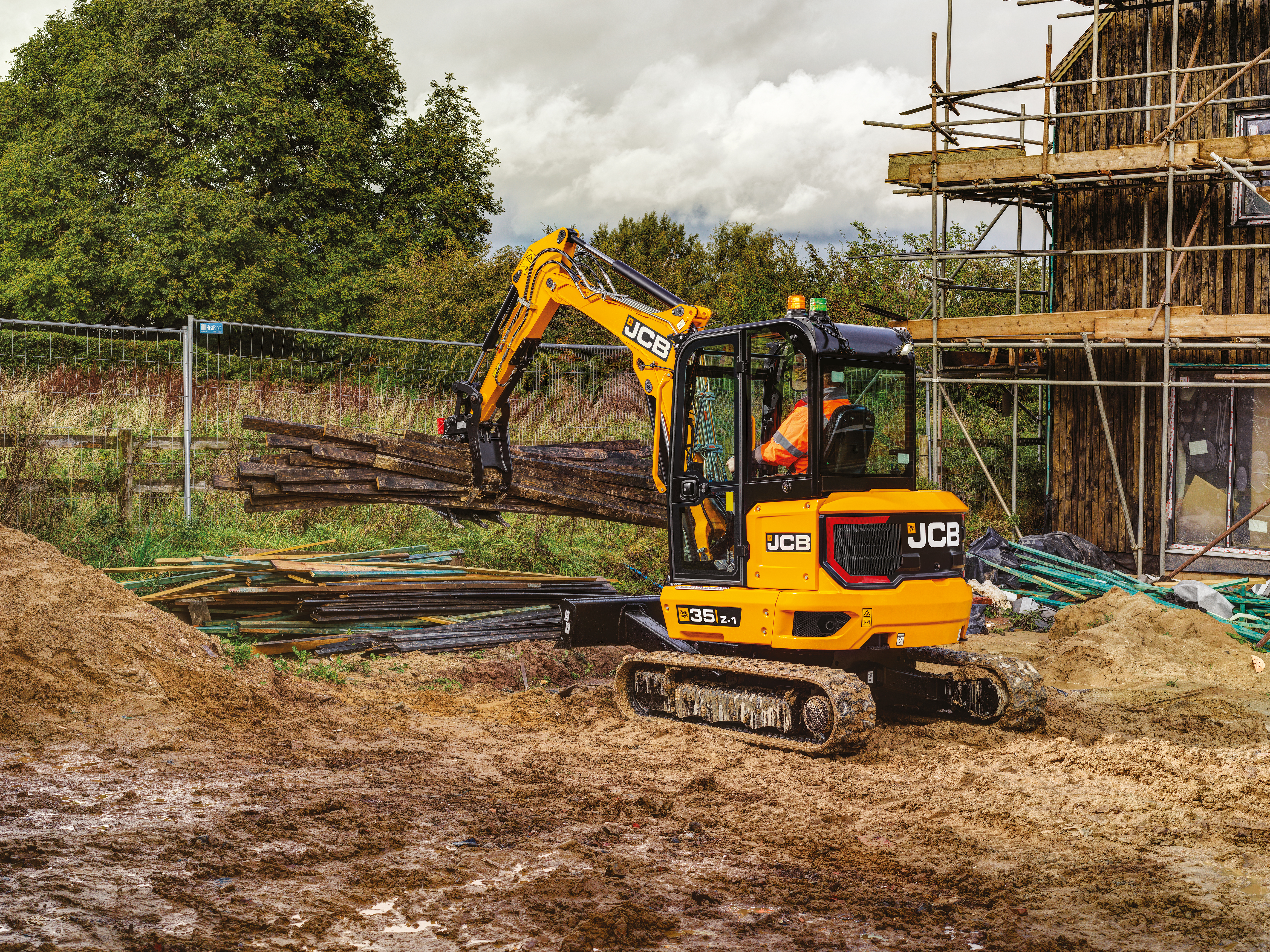 The 35Z MEX delivers 24.7 hp and 7,284 lbs. of breakout force with a dig depth of 10 ft., 6 in.
