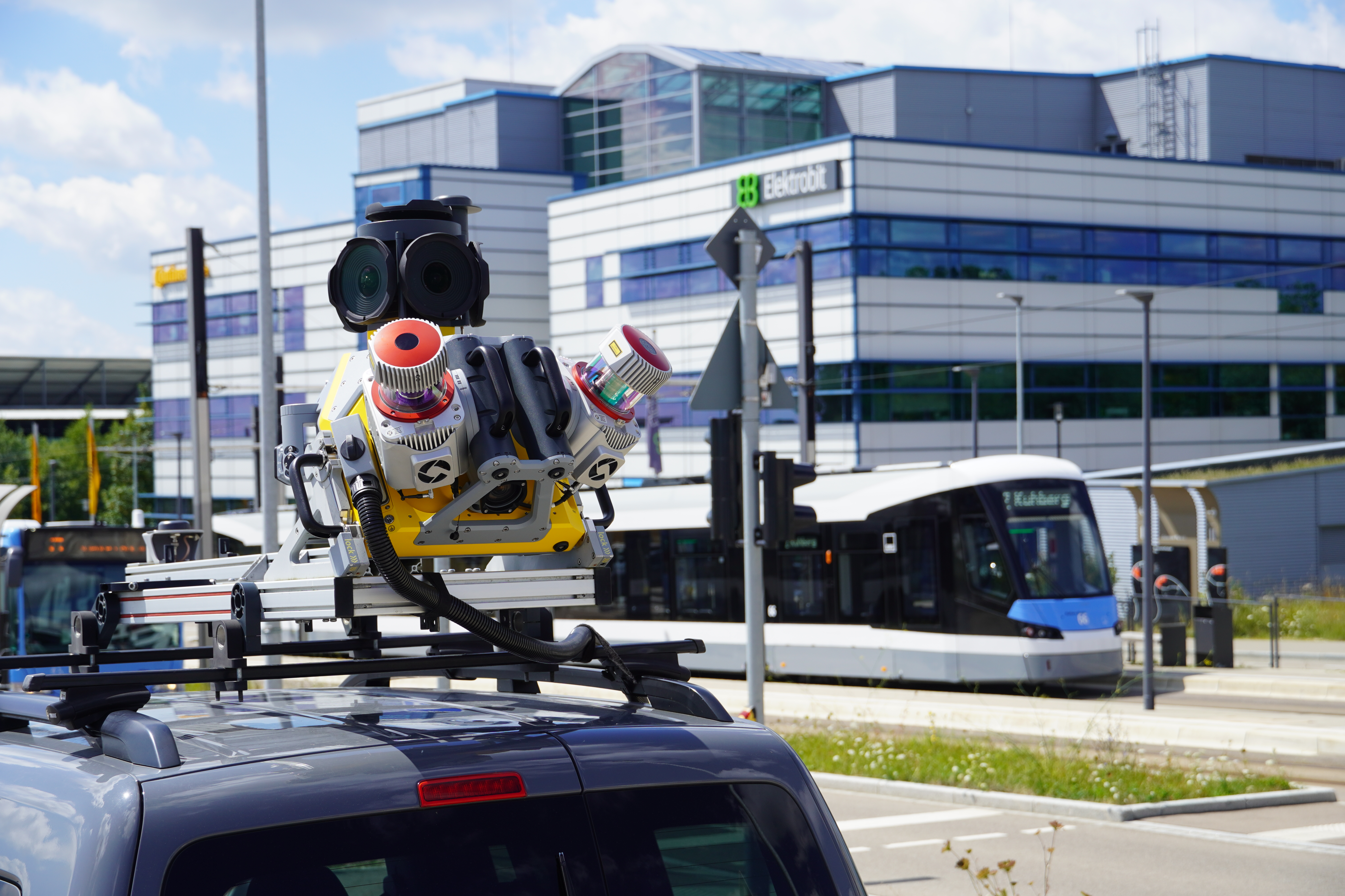With Trimble GNSS and inertial technology, when combined with Trimble field and office software, the Trimble MX90 provides a field-to-finish mobile mapping solution that enables workflows for data capture, processing and analysis.