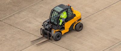To better understand the opportunities and challenges influencing motive power decision-makers in 2024, here are the Top 4 forklift battery trends in 2024.