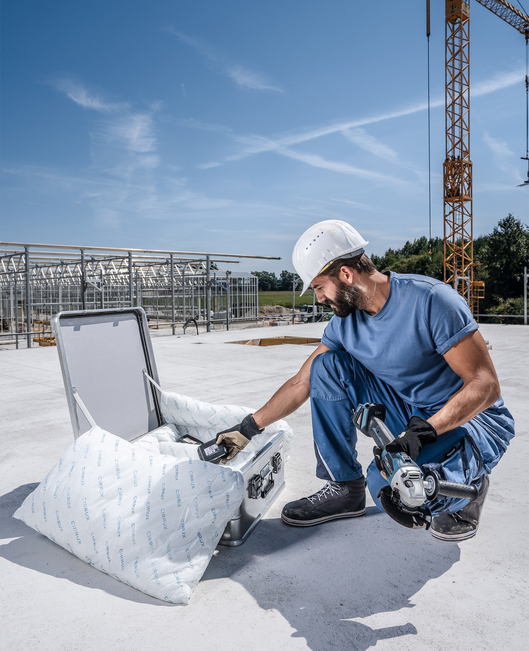 During storage, lithium-ion batteries are surrounded by cushions filled with Pyrobubbles - an extinguishing agent which provides protection against thermal runaway and exothermic reactions.