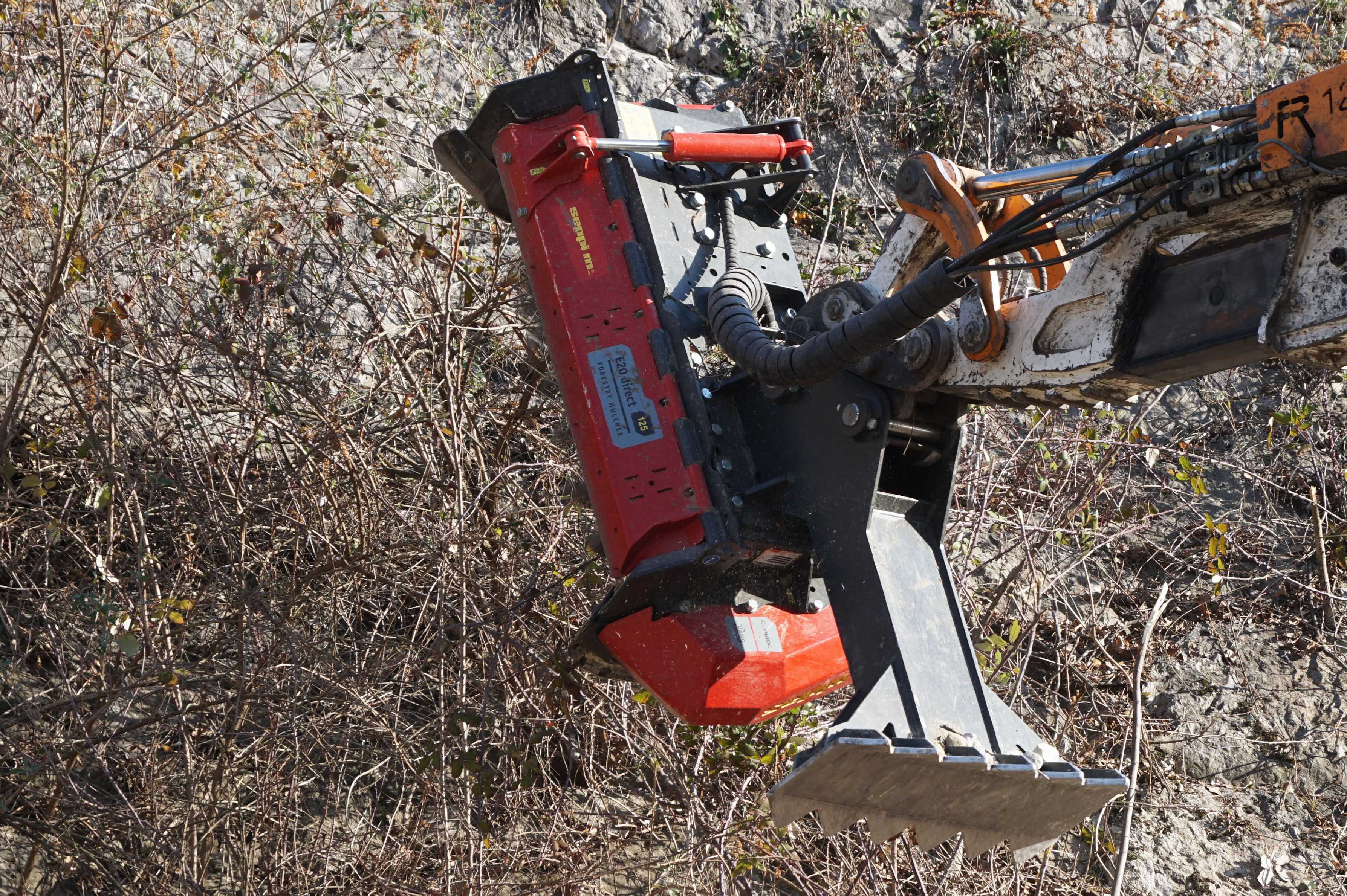 With four different working widths, ranging from 100 to 200 cm, E20 direct is recommended for excavators weighing between 12 and 21 tons.