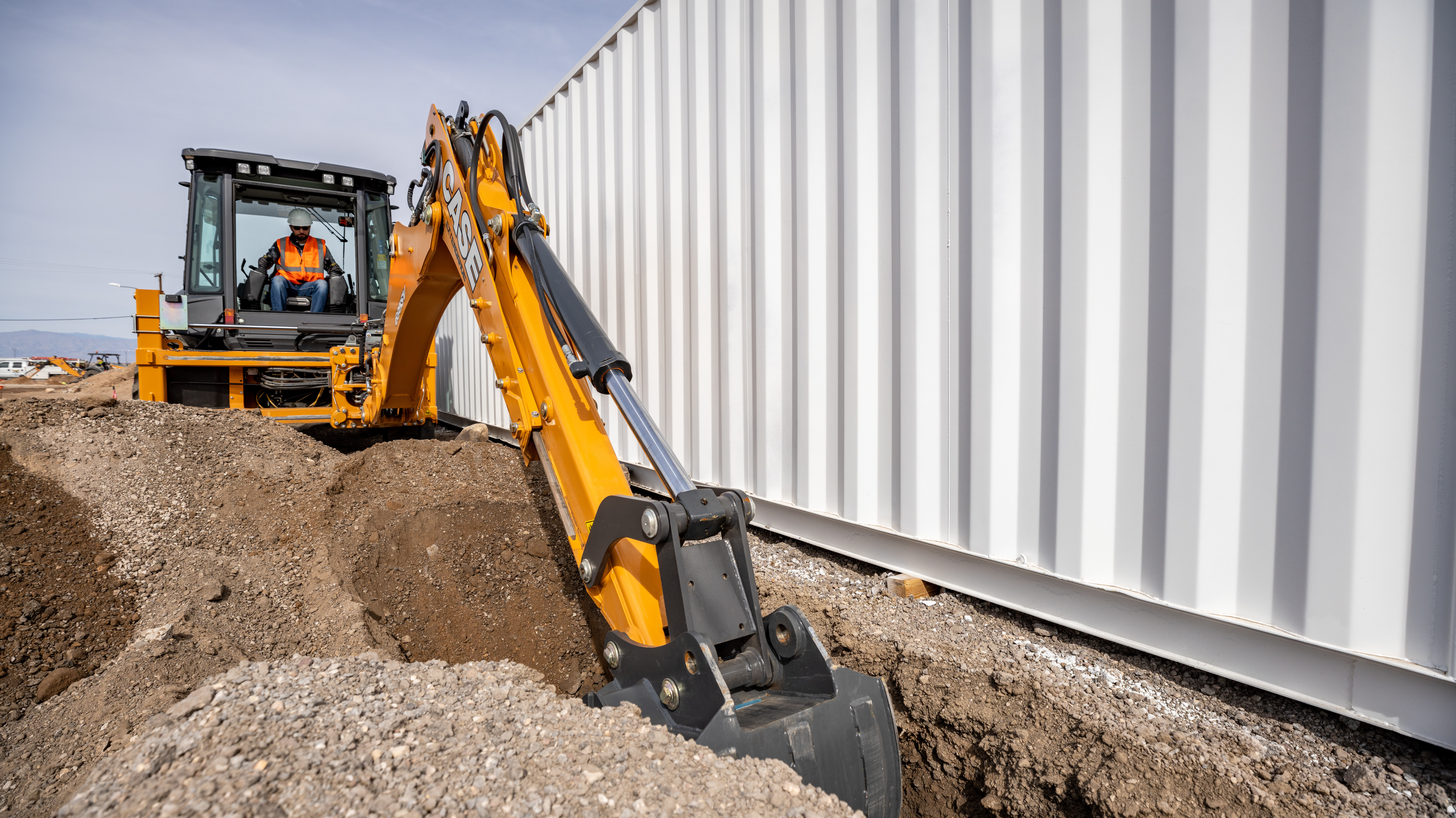 The CASE 695SV side-shift and center-pivot models feature a tool carrier loader arm, allowing them to do double duty as a wheel loader.
