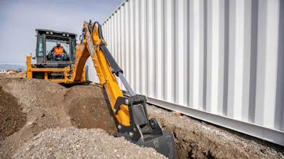 The CASE 695SV side-shift and center-pivot models feature a tool carrier loader arm, allowing them to do double duty as a wheel loader.