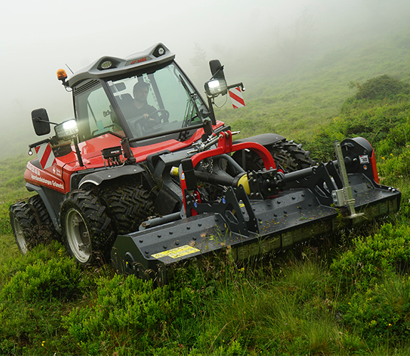 The rotor shaft of the S7 base is equipped with SMO or SMW flails, which mulch grass and woody material up to 7 cm in diameter.